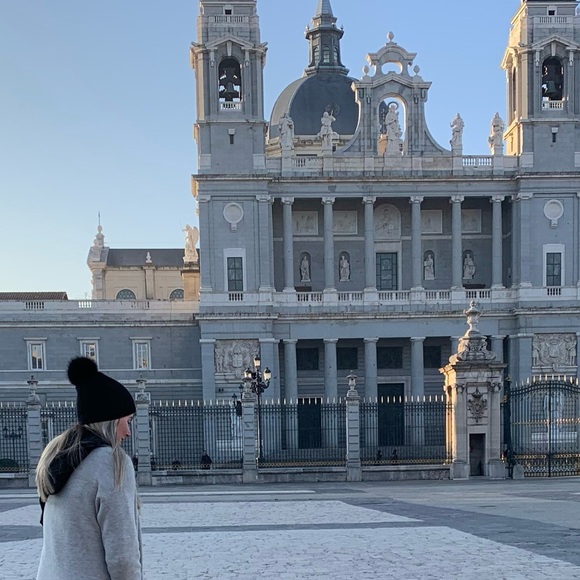 Meet your Posher, Kylie - Picture 1 of 1